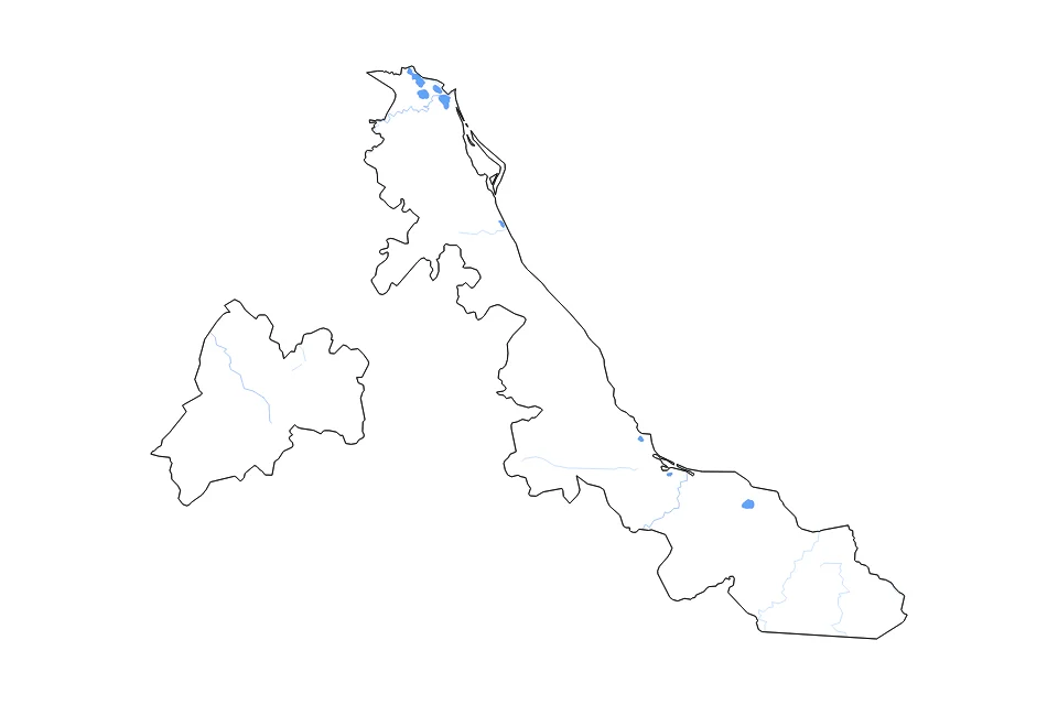 Outline map of Veracruz with subdivision borders and major lakes and rivers.