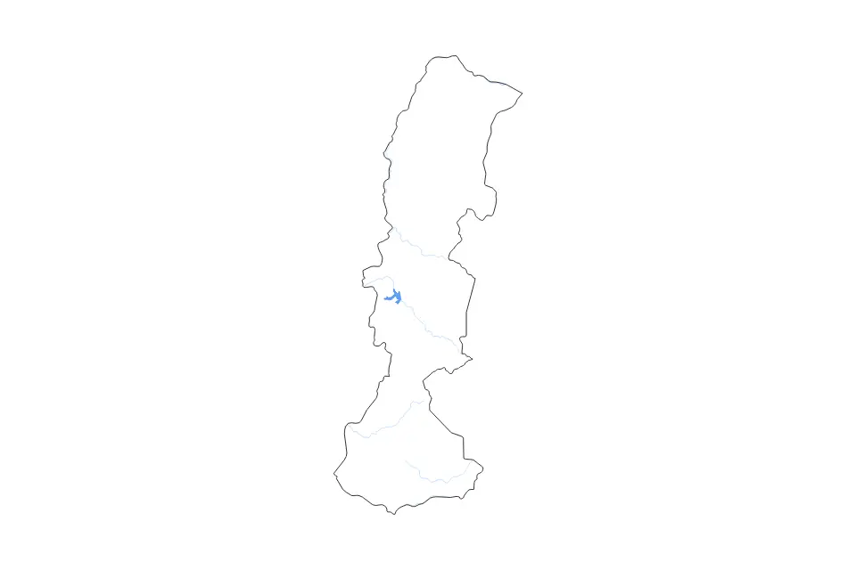 Outline map of Manica, Mozambique with subdivision borders and major lakes and rivers.