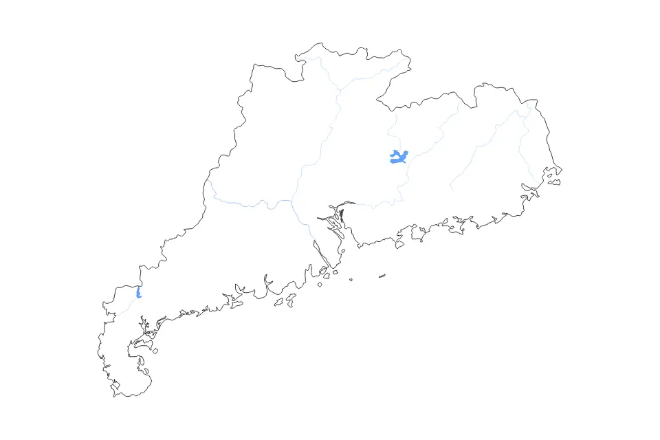 Outline map of Guangdong, China with subdivision borders and major lakes and rivers.