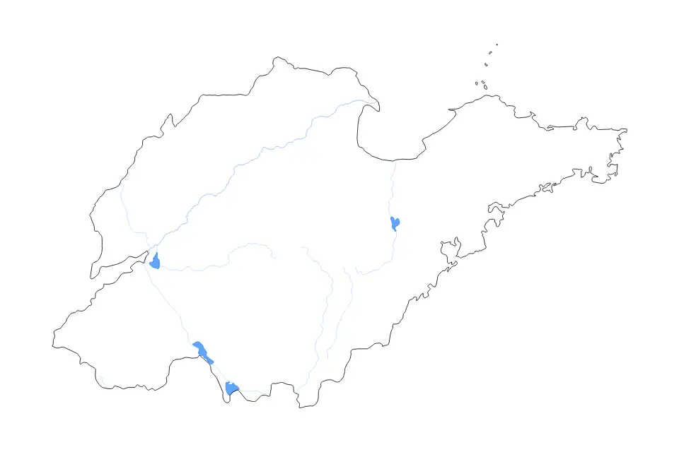 Outline map of Shandong, China with subdivision borders and major lakes and rivers.