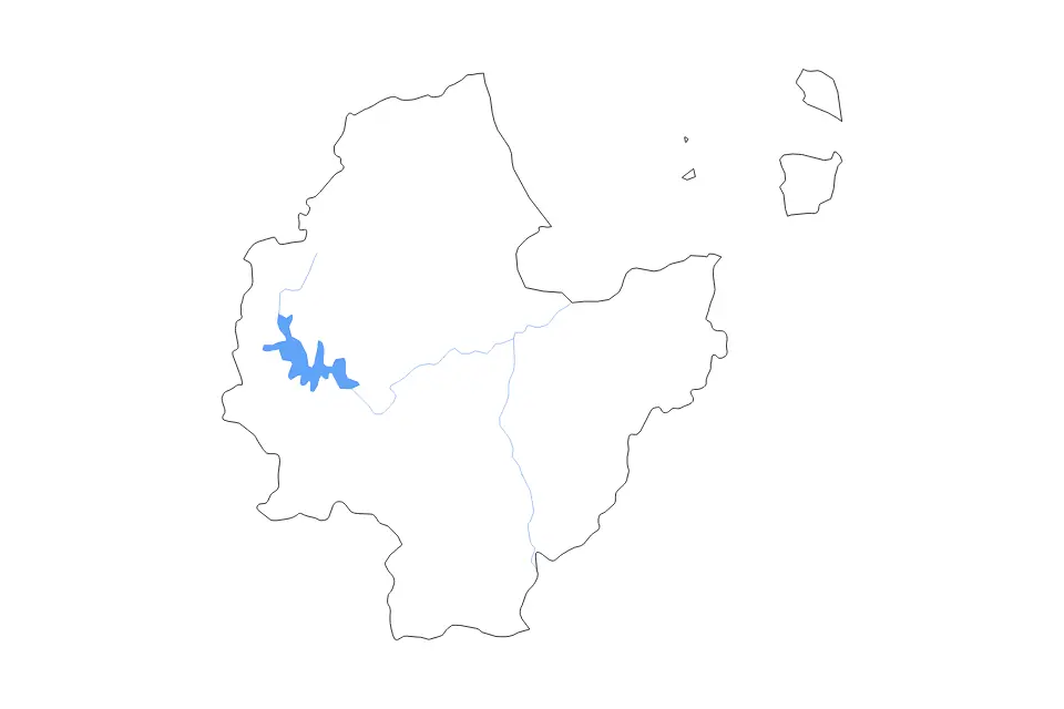 Outline map of Surat Thani, Thailand with subdivision borders and major lakes and rivers.