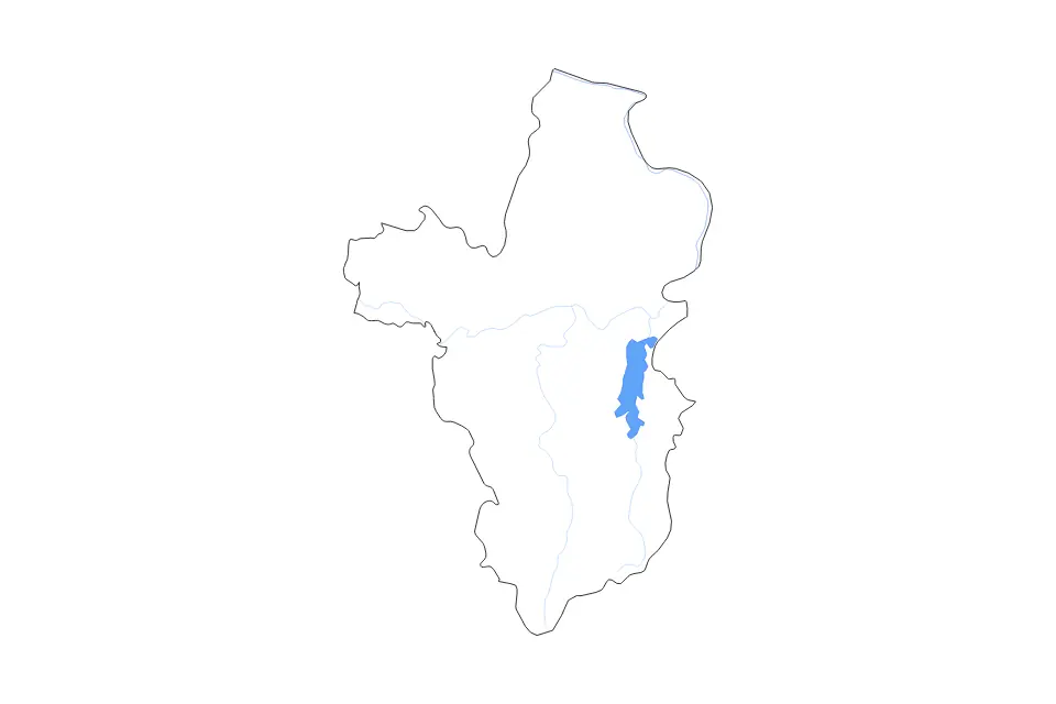 Outline map of Ubon Ratchathani, Thailand with subdivision borders and major lakes and rivers.