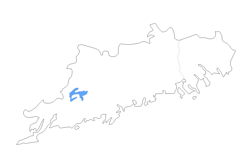 Outline map of Uusimaa, Finland with subdivision borders and major lakes and rivers.