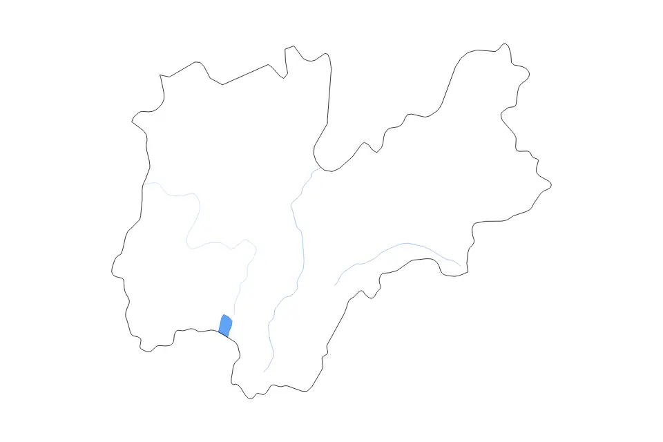 Outline map of Trentino, Italy with subdivision borders and major lakes and rivers.