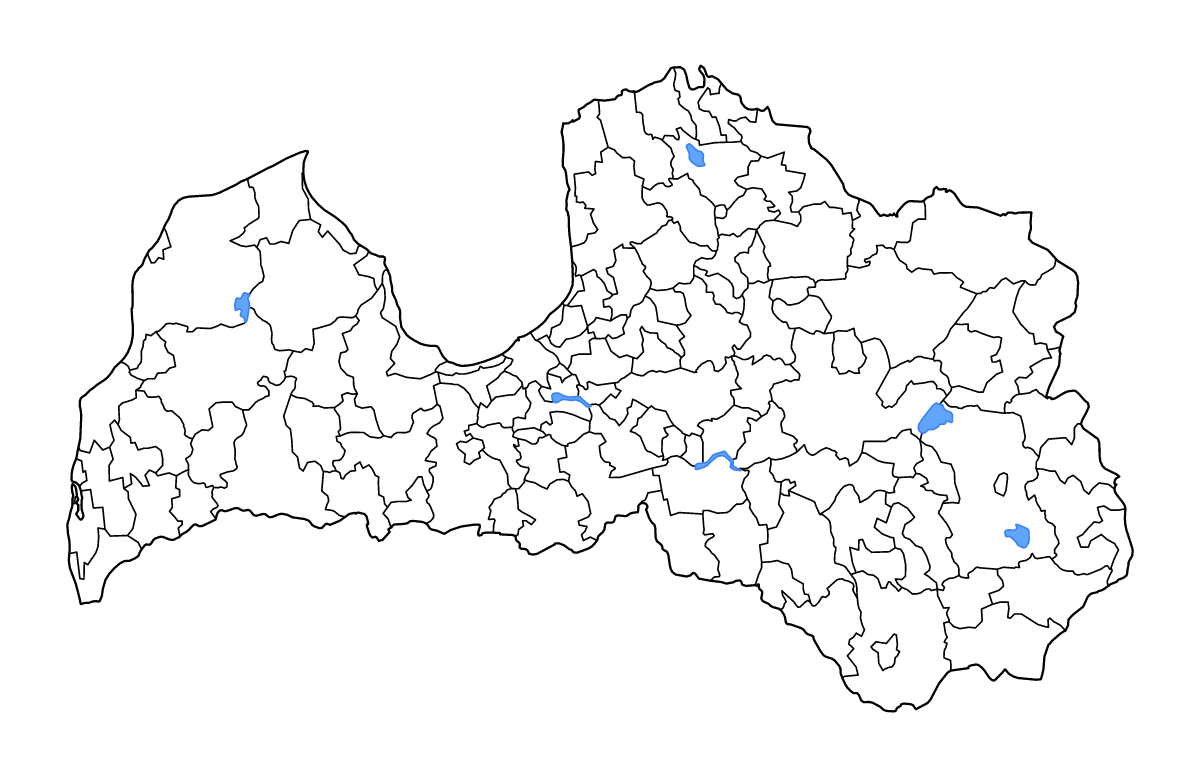 Mapa de contorno de Latvia con límites administrativos internos, lagos y ríos.