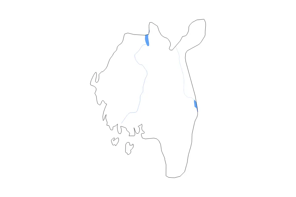Outline map of Østfold County, Norway with subdivision borders and major lakes and rivers.