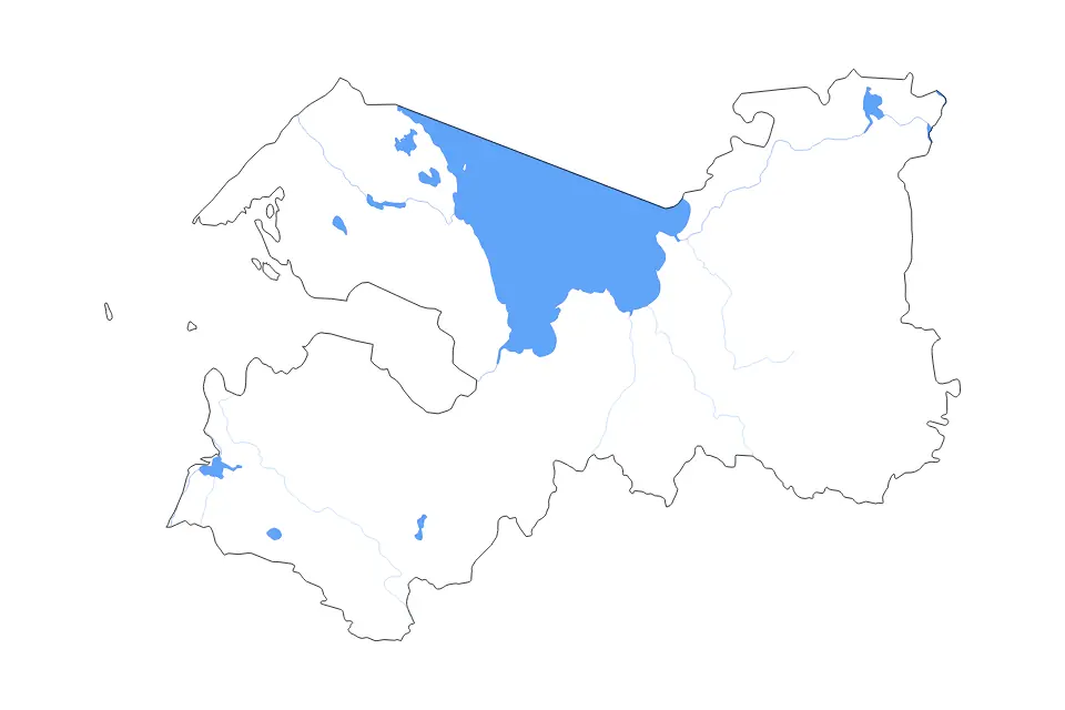 Outline map of Leningrad, Russian Federation with subdivision borders and major lakes and rivers.