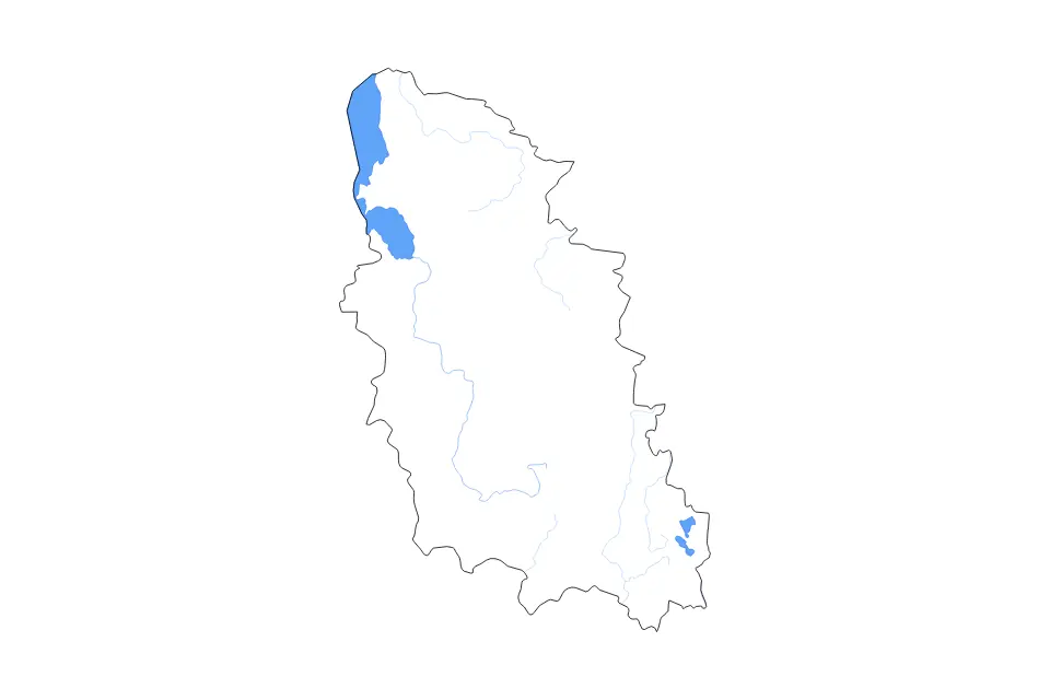 Outline map of Pskov, Russian Federation with subdivision borders and major lakes and rivers.