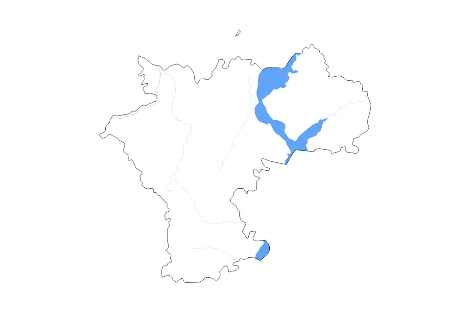 Outline map of Ulyanovsk, Russian Federation with subdivision borders and major lakes and rivers.