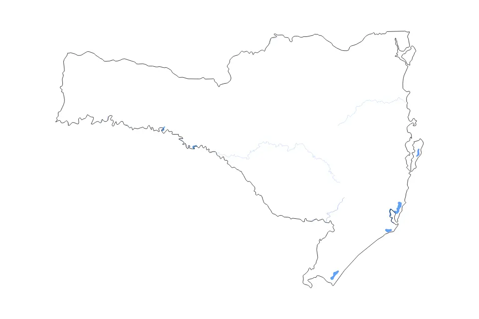 Outline map of Santa Catarina, Brazil with subdivision borders and major lakes and rivers.
